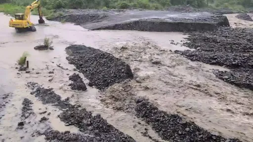 山区豪雨吞没六龟六津桥!土石流警戒扩大 陈其迈视察灾后应变