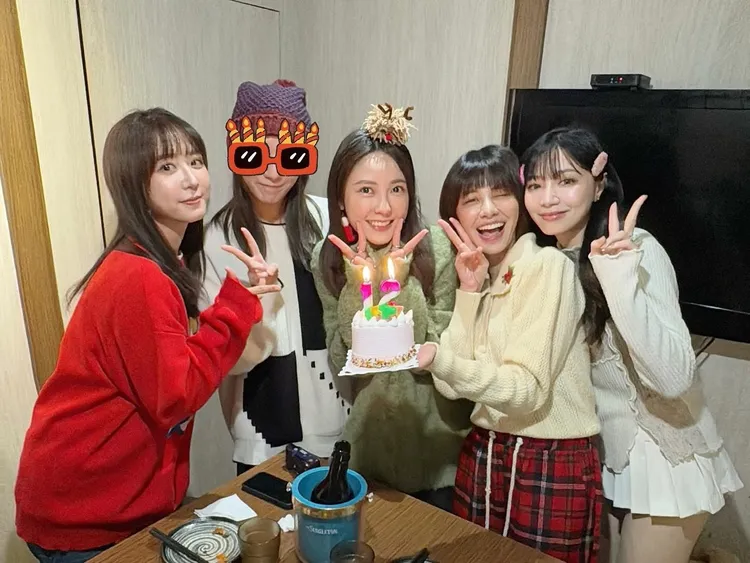 先前大元（中）生日，Popu Lady久違合體她慶生，庭萱（左二）也有出席。摘自臉書