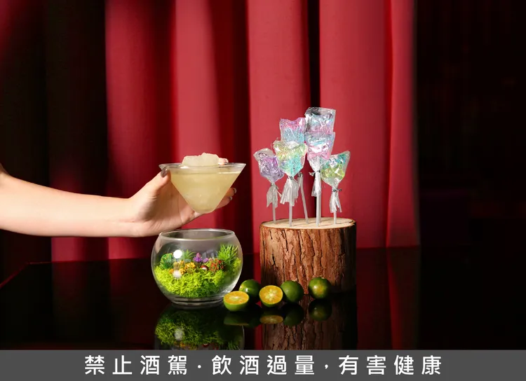 INGE'S Bar & Grill同步推出三款「十周年限定」台味特調，「EVERGLOW」杯中微景宛如一座絕美花園縮影。以高粱為基底，揉合玉蘭與接骨木花的細緻香氣，製成清涼細膩的冰沙。業者提供