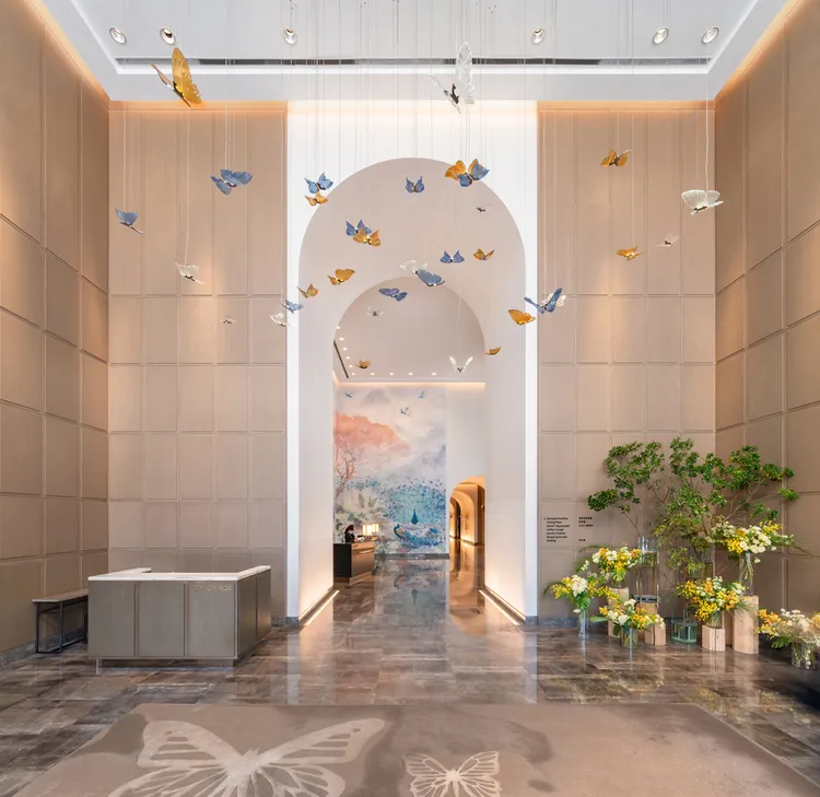 台北萬豪酒店於2015年9月28日正式開幕，為全台第一間萬豪酒店，身處飯店更能觀其台北101及美麗華摩天輪台北兩大地標，為眾多海內外名流巨星指定下塌首選酒店。業者提供