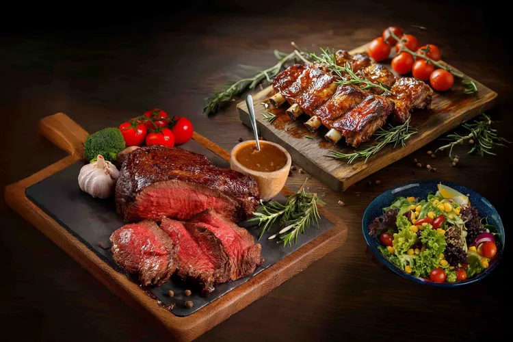 台北萬豪酒店十周年活動「十載非凡‧百萬大抽獎」亦適用7月起強勢回歸的Lobby Lounge肉食吃到飽活動「肉食享肋‧豪吃之夜」。業者提供