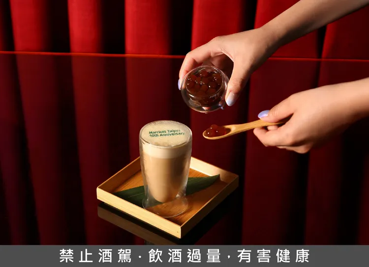 INGE'S Bar & Grill「十周年限定」台味特調，「INGE'S BOBA MILK TEA」結合古早味紅茶、鮮乳及蘭姆酒，將經典台式珍珠奶茶轉化為調酒，甜香濃郁，富有茶感與奶香，勾起熟悉的味覺記憶。業者提供