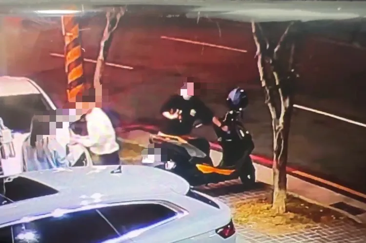 王家姊妹6月23日前往當鋪，典當車輛籌錢，徬徨身影全被監視器錄下。翻攝照片