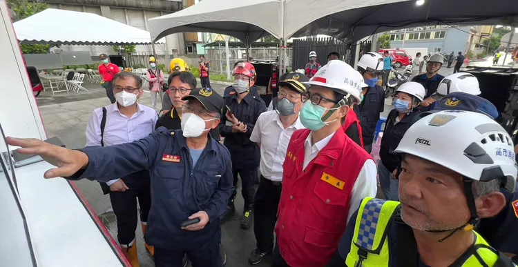 15日一早陳其邁三度到三元能源科技火場關切。翻攝畫面