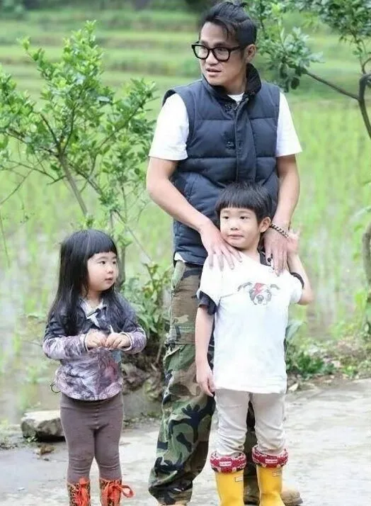 曹格當年帶一雙兒女上《爸爸去哪兒》。翻攝《爸爸去哪兒》微博