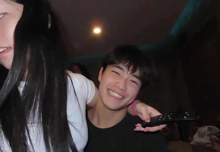 Joe被女友勾肩笑得開心。翻攝Joe抖音