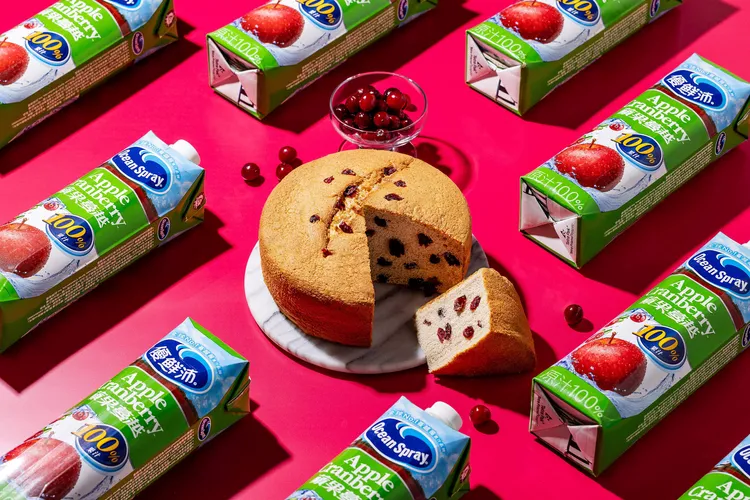 即日起，於春上門市凡單筆購買「蔓越莓蛋糕」滿額500元，即贈優鮮沛「100%蘋果蔓越莓綜合果汁」1罐（1000ml），每店每日限量30組贈完為止。業者提供