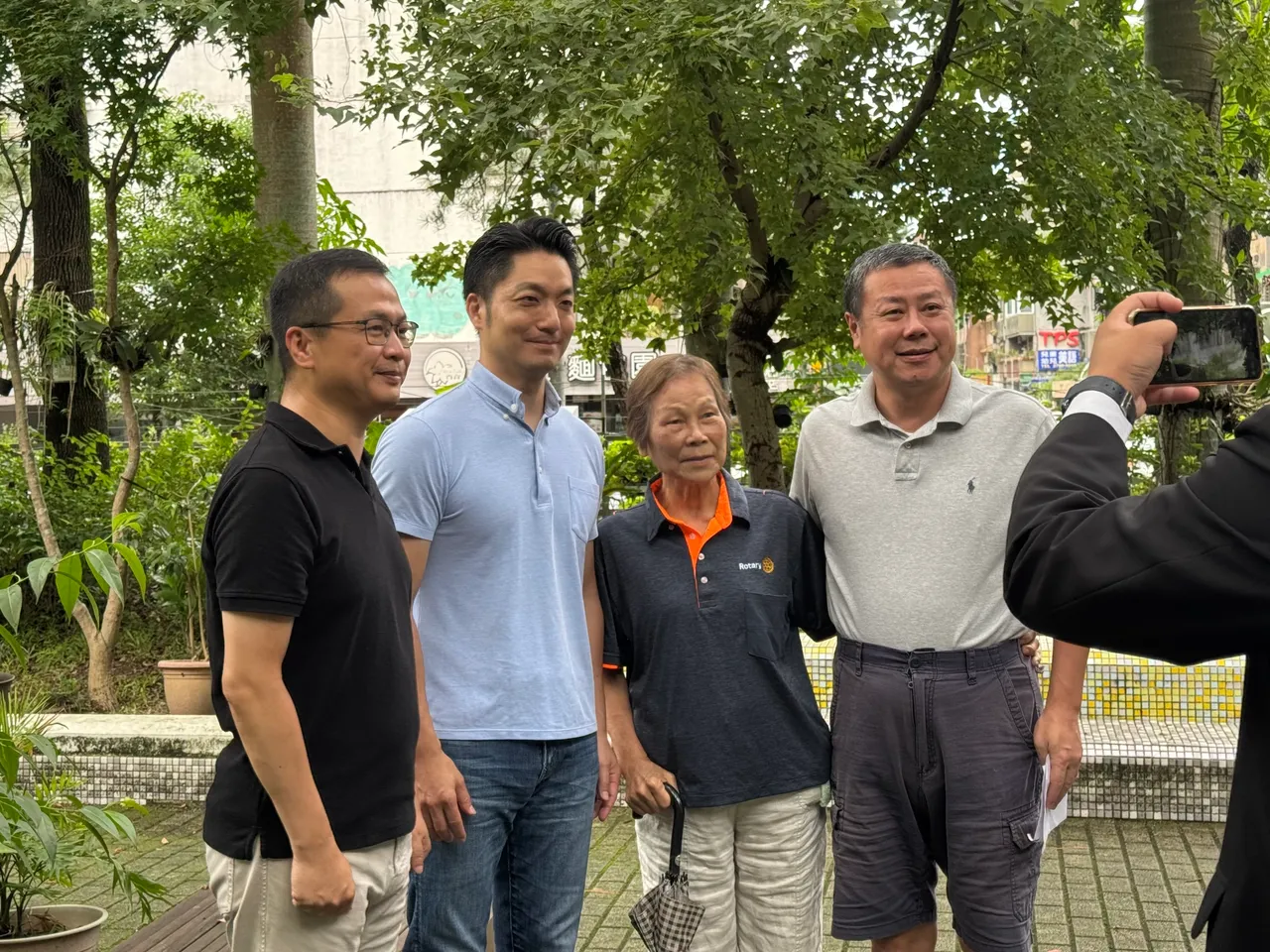 蔣萬安(左2)陪羅智強(左1)投票時,遇到熱情市民合影。張綵茜攝