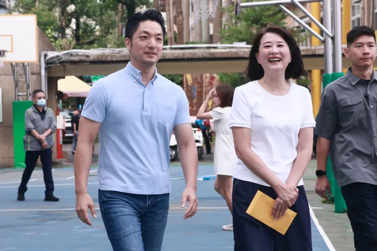 蔣萬安（左）於民生國中陪同王鴻薇（右）投票。彭欣偉攝