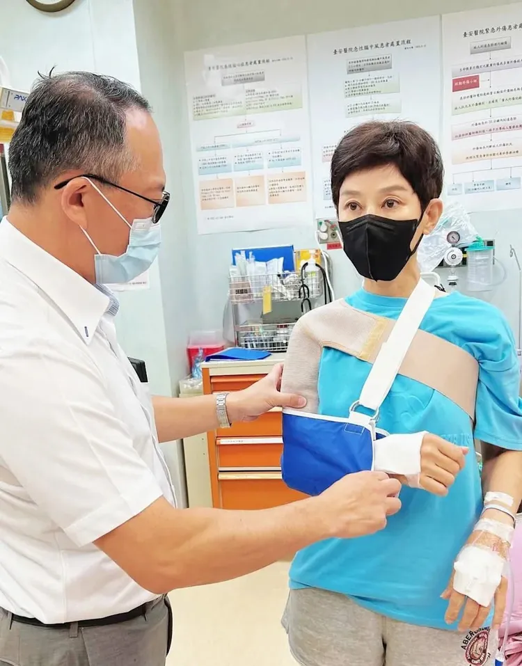 李秀媛（右）經檢查是脫臼加上輕微骨裂。翻攝李秀媛臉書