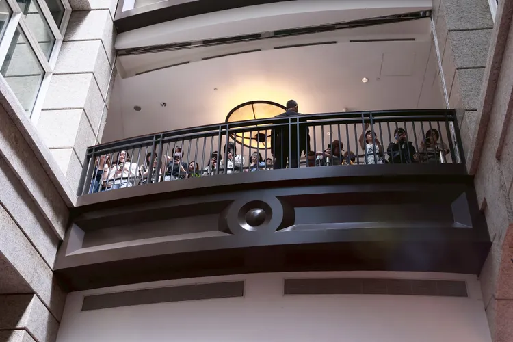 二樓露台也有粉絲駐足。彭欣偉攝