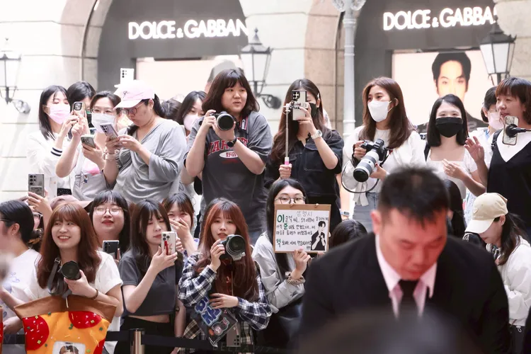 現場聚集了數百名粉絲。彭欣偉攝