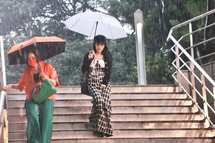 于美人（左）、王思佳小心翼翼下樓。彭欣偉攝