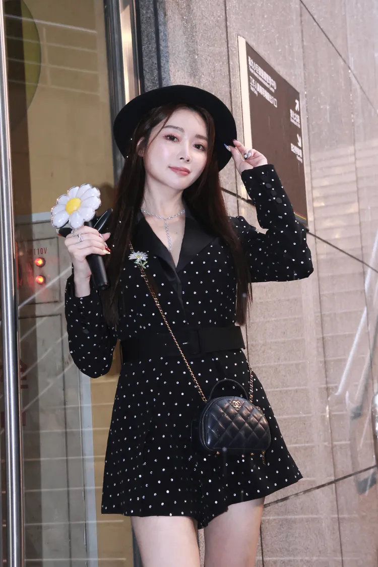 成語蕎身上有不少象徵GD的小雛菊裝飾。彭欣偉攝