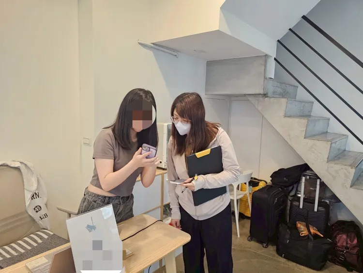 「小驢舍」雙人房備查房價1200元，查10/18 訂單，房價4,300元，超出備查房價1,000元以上，處5萬元罰鍰。觀光局提供