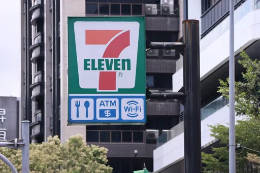 7-11狂開9張千百萬發票!他花20元「喝2瓶麥香」中1000萬