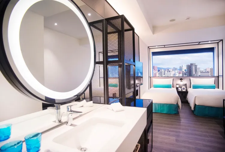 台北凱達大飯店於「2025大稻埕夏日節」期間推出「璀璨夏日」住房專案，平日每房3399元起，含自助式早餐與Mini Bar；凡持2024旅展券入住，再限量贈送香氛好禮。台北凱達大飯店提供