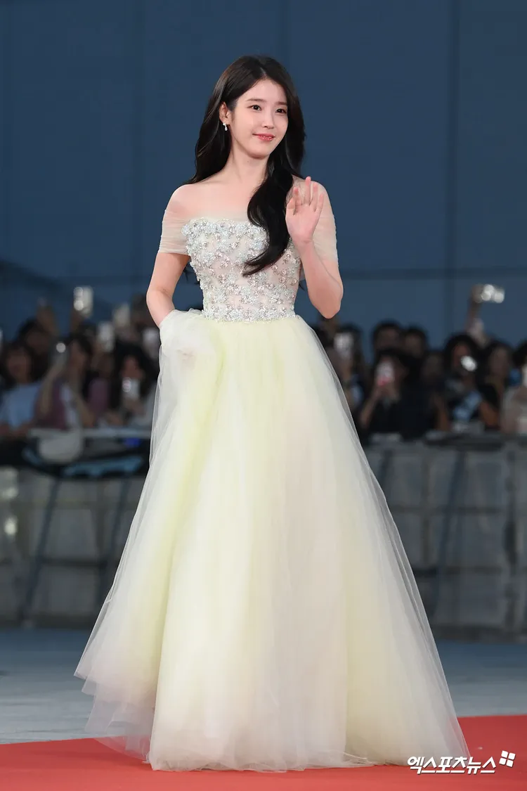 IU以鵝黃色紗裙走紅毯，重現《苦盡柑來遇見你》愛純「ㄈ非常喜歡」姿勢。翻攝xportnews