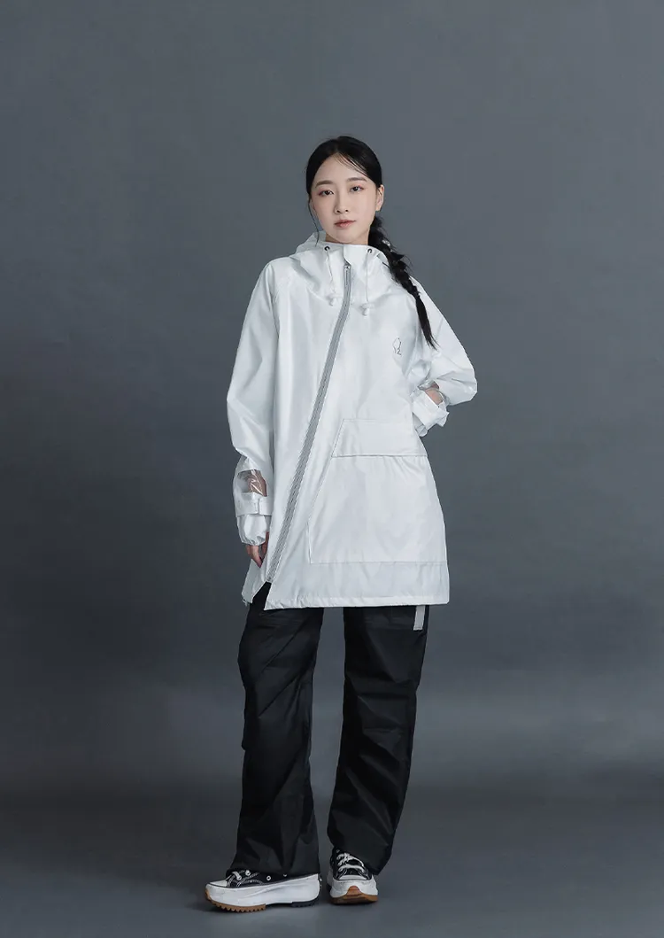 兩件式款式同樣延續斜開式設計，主打能快速穿脫並帶來極致防雨。品牌提供