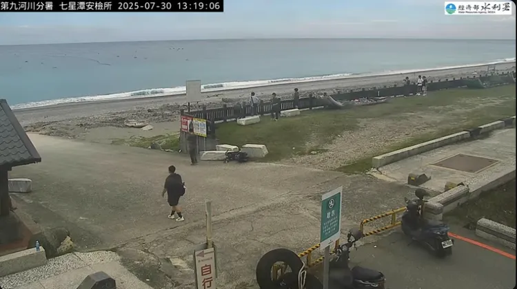 七星潭海域海浪暫無異狀，遊客在高處觀浪。翻攝畫面