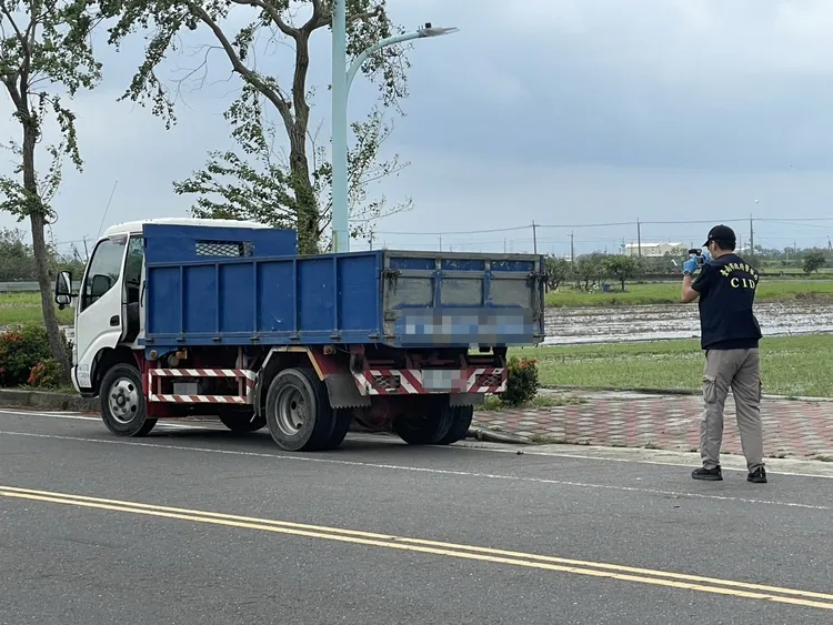 台南下營女騎士撞上小貨車，傷重不治。翻攝畫面