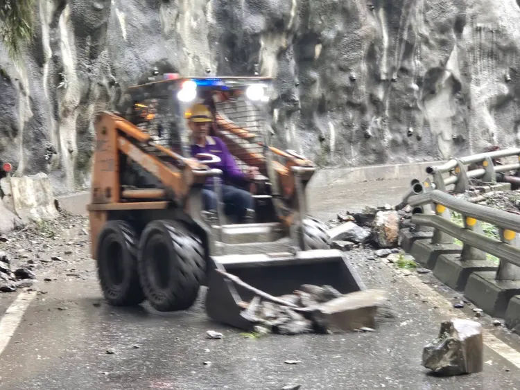 南橫公路台20線178公里處坍方落石公路單位緊急搶通。警方提供