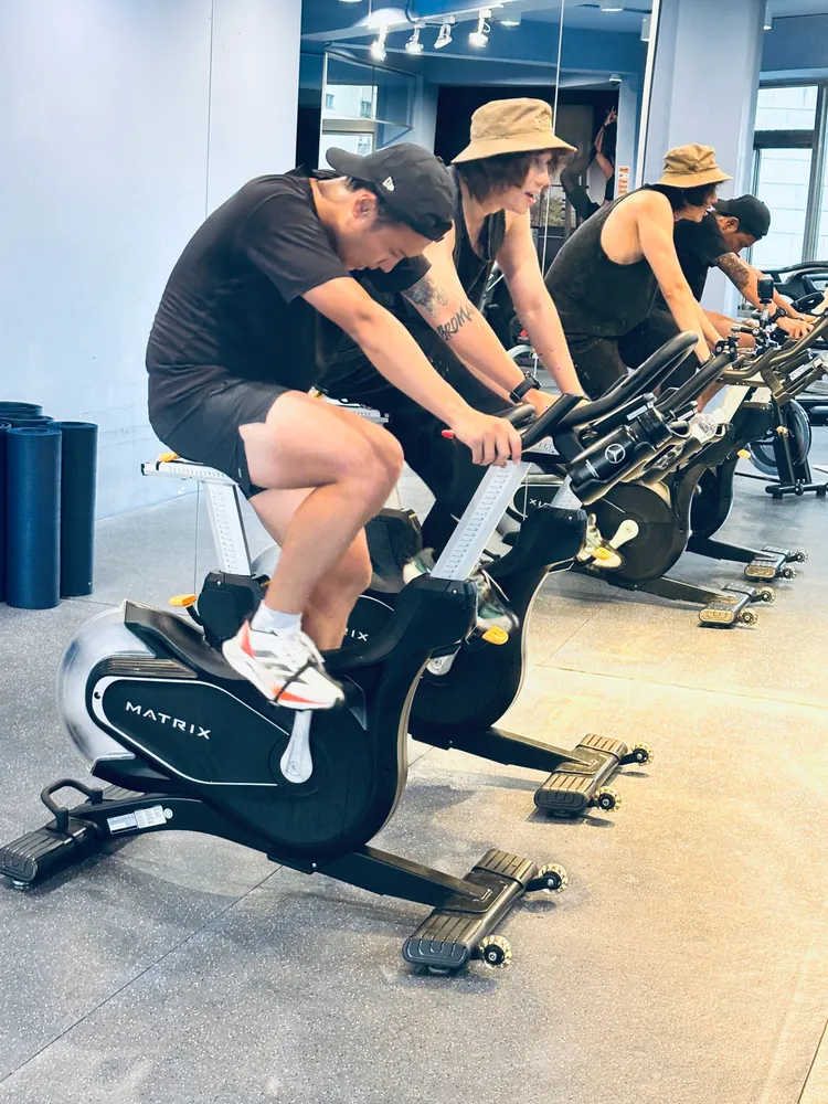 霸天（右）與玖壹壹洋蔥踩飛輪。不搖就滾提供