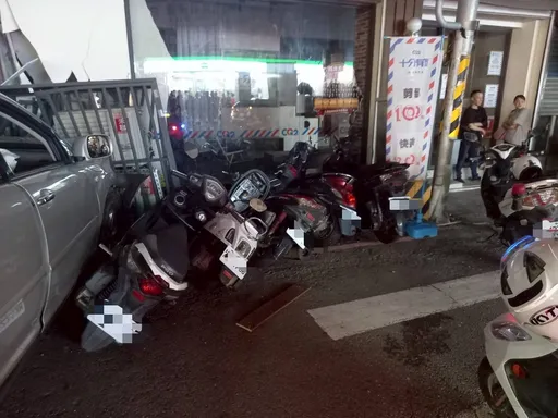 疑精神不濟釀禍!休旅車路口追撞前車 殃路邊11輛機車釀3傷