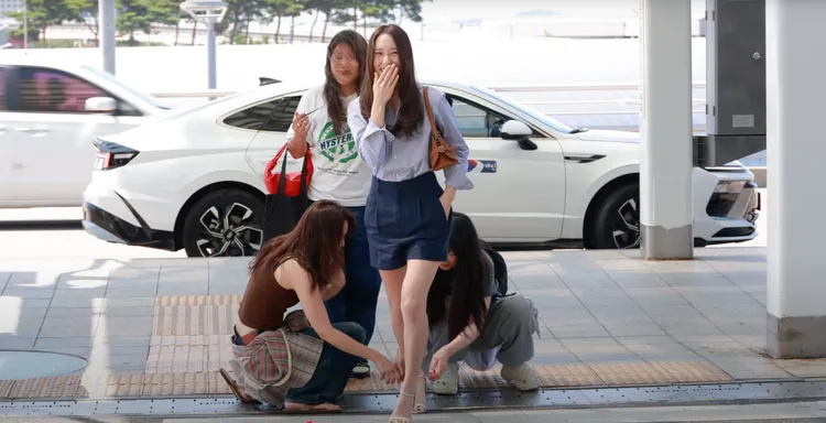 尷尬畫面讓鄭秀晶哭笑不得，趕緊呼喚一旁工作人員來解救。翻攝Newsen YouTube