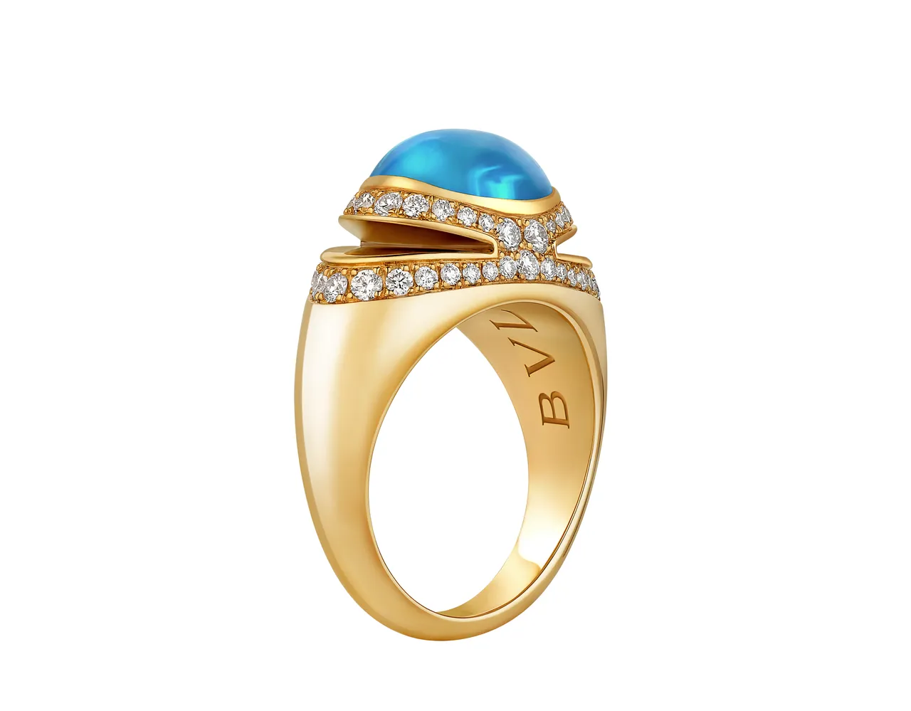 BVLGARI Cabochon系列黃K金藍色托帕石鑲鑽戒指黃K金戒指,鑲嵌1顆蛋面切割藍色托帕石與半密鑲鑽石。品牌提供