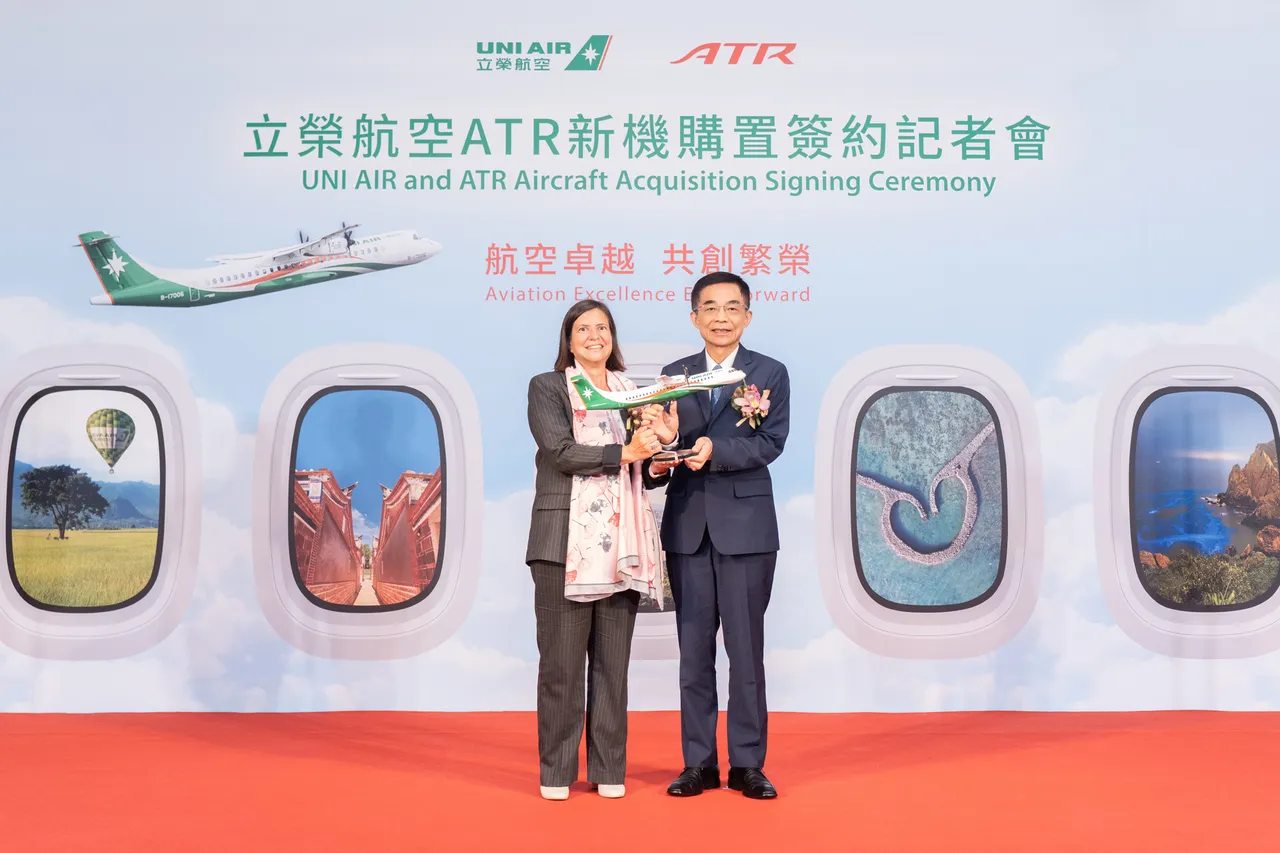 立榮航空董事長林志忠(右)與ATR執行長Nathalie Tarnaud Laude互贈彼此琉璃藝術品及ATR72-600飛機模型。立榮航空提供