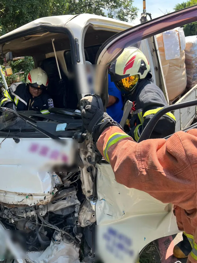 貨車車頭追撞後車體車門變形，男駕駛一度雙腳被夾困駕駛座，消防隊員救出後送醫。翻攝畫面