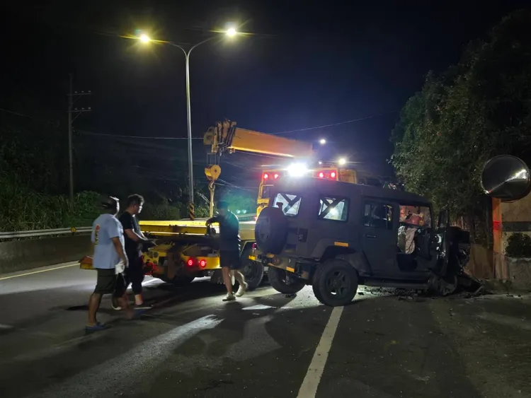 軍方派拖吊車前來處理。民眾提供