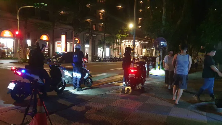 蘆警配合環保局取締噪音車。蘆竹警分局提供