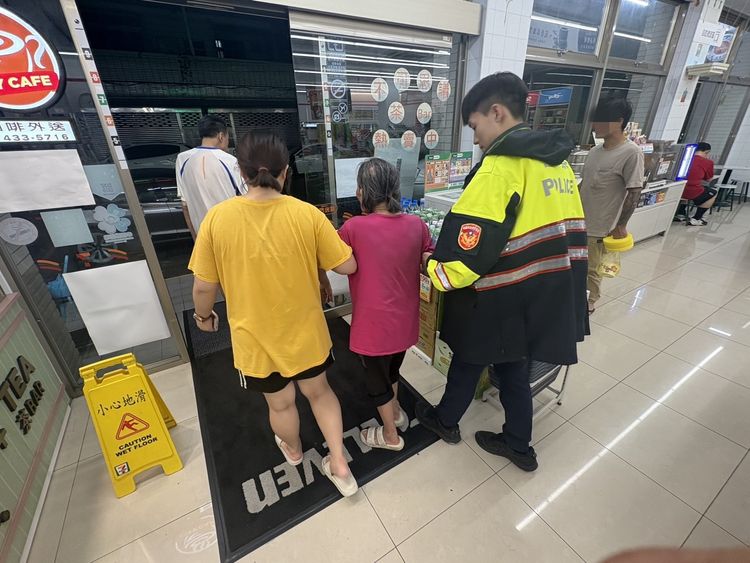 82歲老婦外出迷途！家人急協尋　警專實習生鷹眼助返家