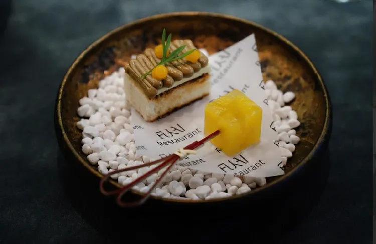 FUKAI甜點料理「放縱」，左側為搭配玉井芒果的咖椰吐司，而右側則以關廟鳳梨製成、融合芳香萬壽菊與薄荷香氣的果凍。南市觀旅局提供