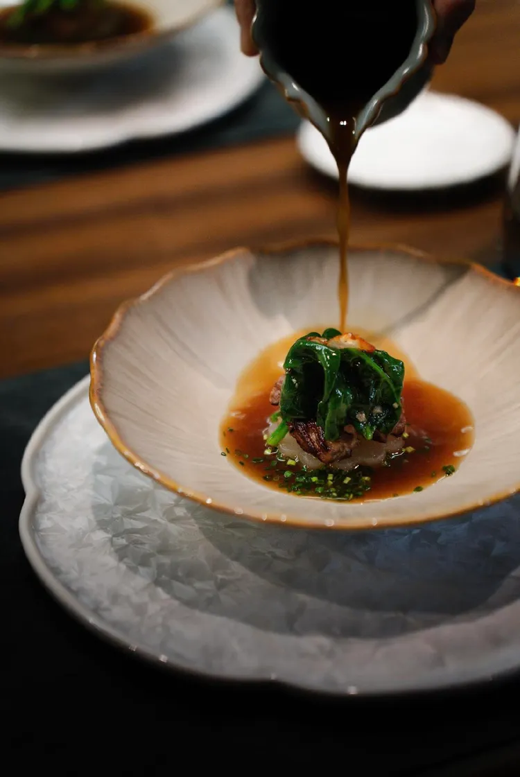 FUKAI特色料理「土雞」，以雞松阪熬煮老母雞湯，並搭配剝皮辣椒泥等呈現濃濃台灣味。南市觀旅局提供