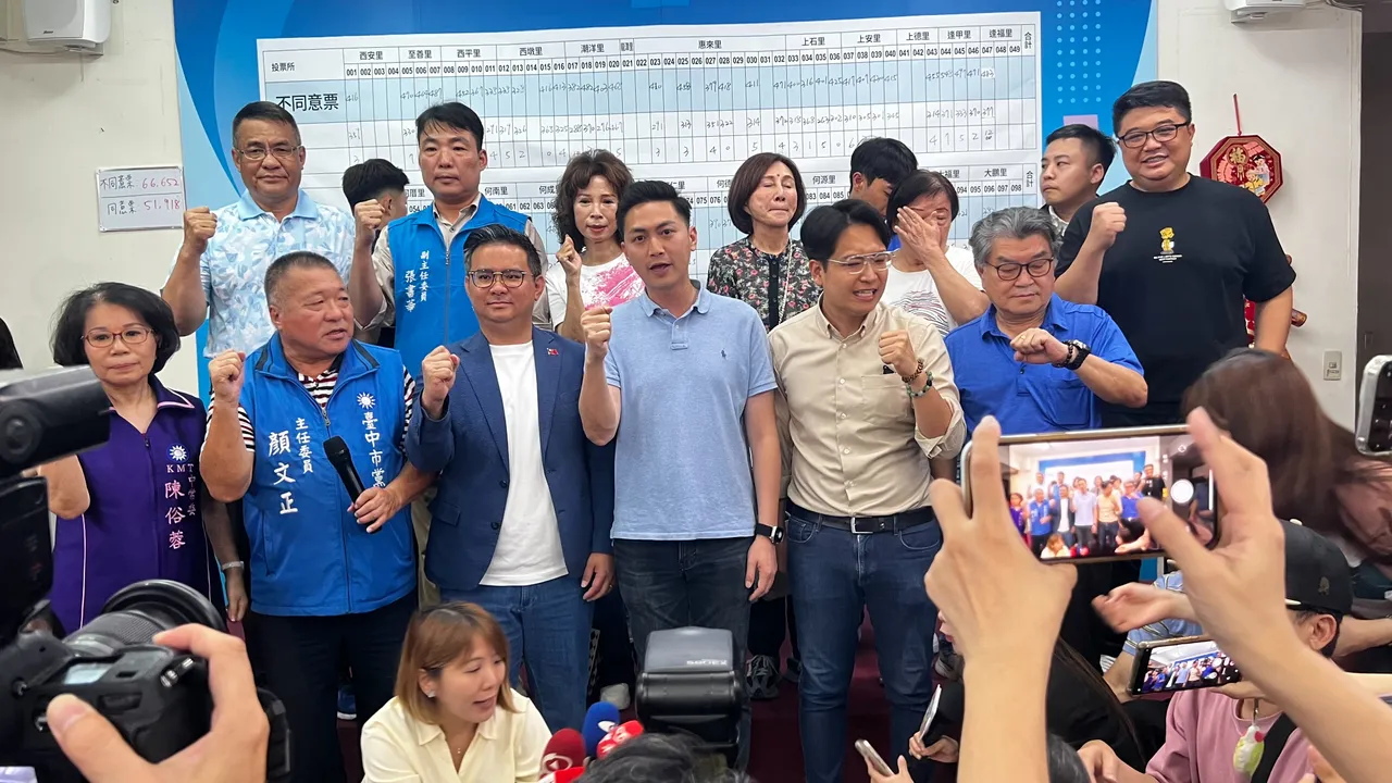 台中3名蓝委昨天在确定罢免案未通过后,齐聚市党部与市议员等人振臂高呼,独缺市长卢秀燕。鲜明摄