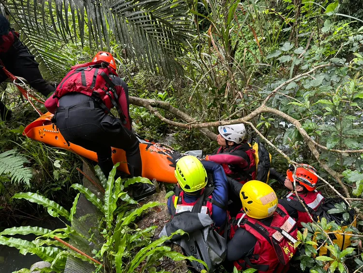 新竹五峰雙龍瀑布溺水意外，男教練命危送醫。翻攝畫面