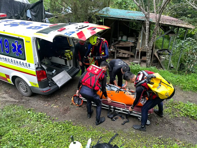 新竹五峰雙龍瀑布溺水意外，男教練命危送醫。翻攝畫面