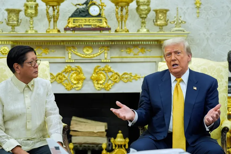 美國總統川普（右）在白宮與菲律賓總統小馬可仕會談。美聯社