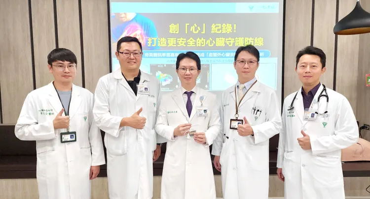今年6月永康奇美醫院團隊創南部先例，完成「血管外心臟去顫器」植入手術，不插心、不進血管，同樣能即時偵測並阻斷致命心律。永康奇美醫院提供