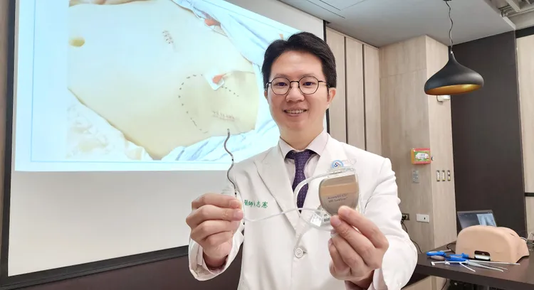 林志憲指出，7旬翁靠新一代「血管外心臟去顫器(EV ICD)」遠離猝死危機。永康奇美醫院提供