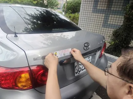 車輛後行李箱貼紙、ATM機與油箱蓋貼紙。新北市警局提供