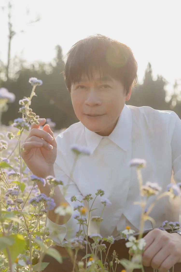 洪榮宏近年變身「開心農夫」，種菜養雞自給自足。萬星傳播提供