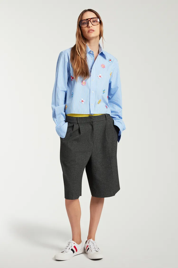 MIRA MIKATI短版條紋襯衫，2萬4980元。品牌提供