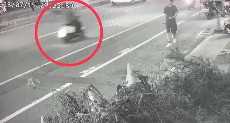 男子開槍後騎車逃離，路旁行人被槍聲嚇到。民眾提供