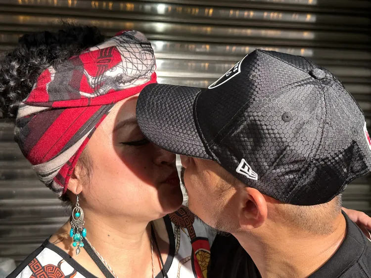 紀曉君深情吻老公。林丞偉攝