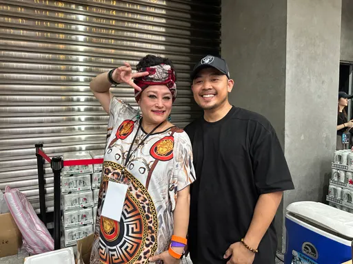 直擊|大咖歌后颱風天擺攤賣雞腳!張惠妹也吃過 心疼老公被火紋身哭了