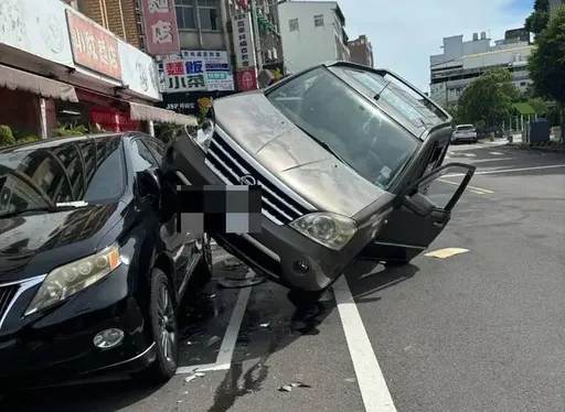 苗栗休旅车「骑上」路边Lexus 诡异行车轨迹曝!驾驶:打喷嚏害的